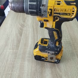 Taladro DeWalt con batería y cargador