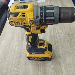 Taladro DeWalt con batería y cargador