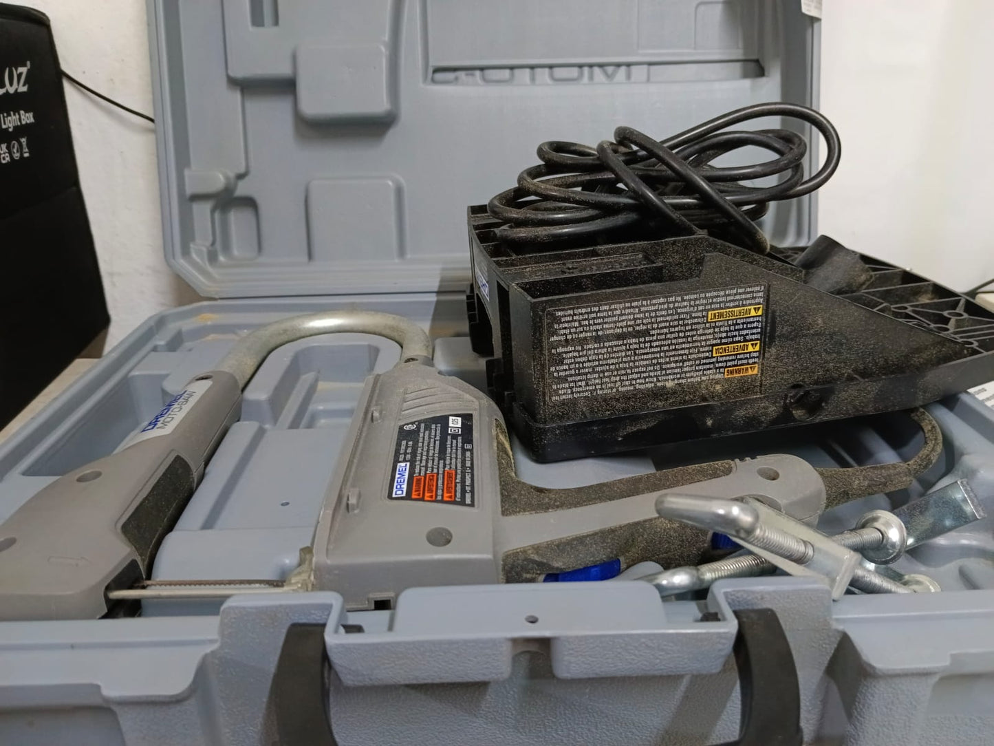 Sierra portatil DREMEL f03ms20 en estuche, usado