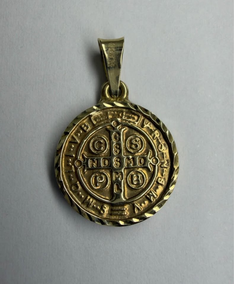 ✨ DIJE DE SAN BENITO EN ORO 10K ✨