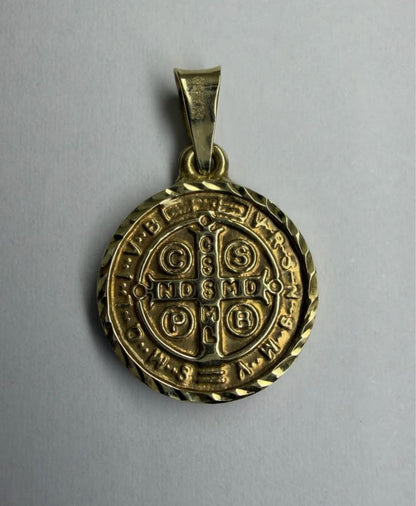 ✨ DIJE DE SAN BENITO EN ORO 10K ✨