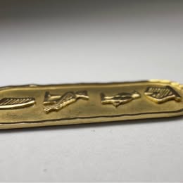 ✨ Dije de Oro 18K con diseño de jeroglíficos ✨
