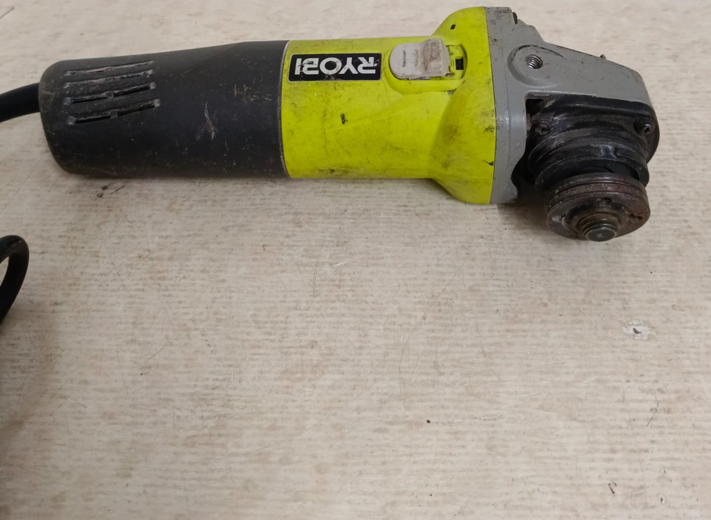 Mini esmeril RYOBI sin disco, usado
