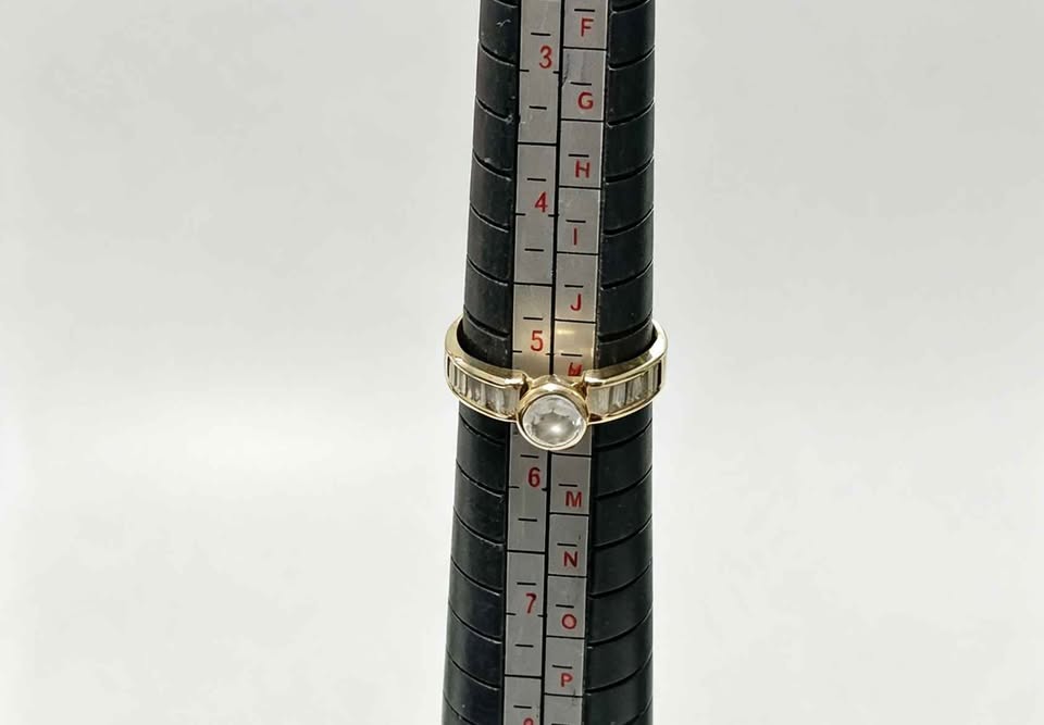 Oro anillo solitario 10k 1.6g