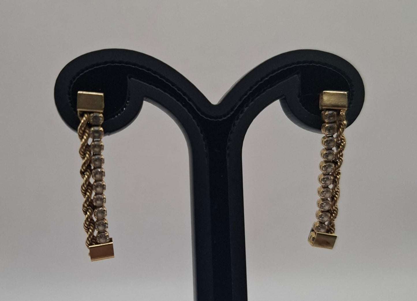 Aretes con sinteticos ORO 14k peso 1.8gr, usado