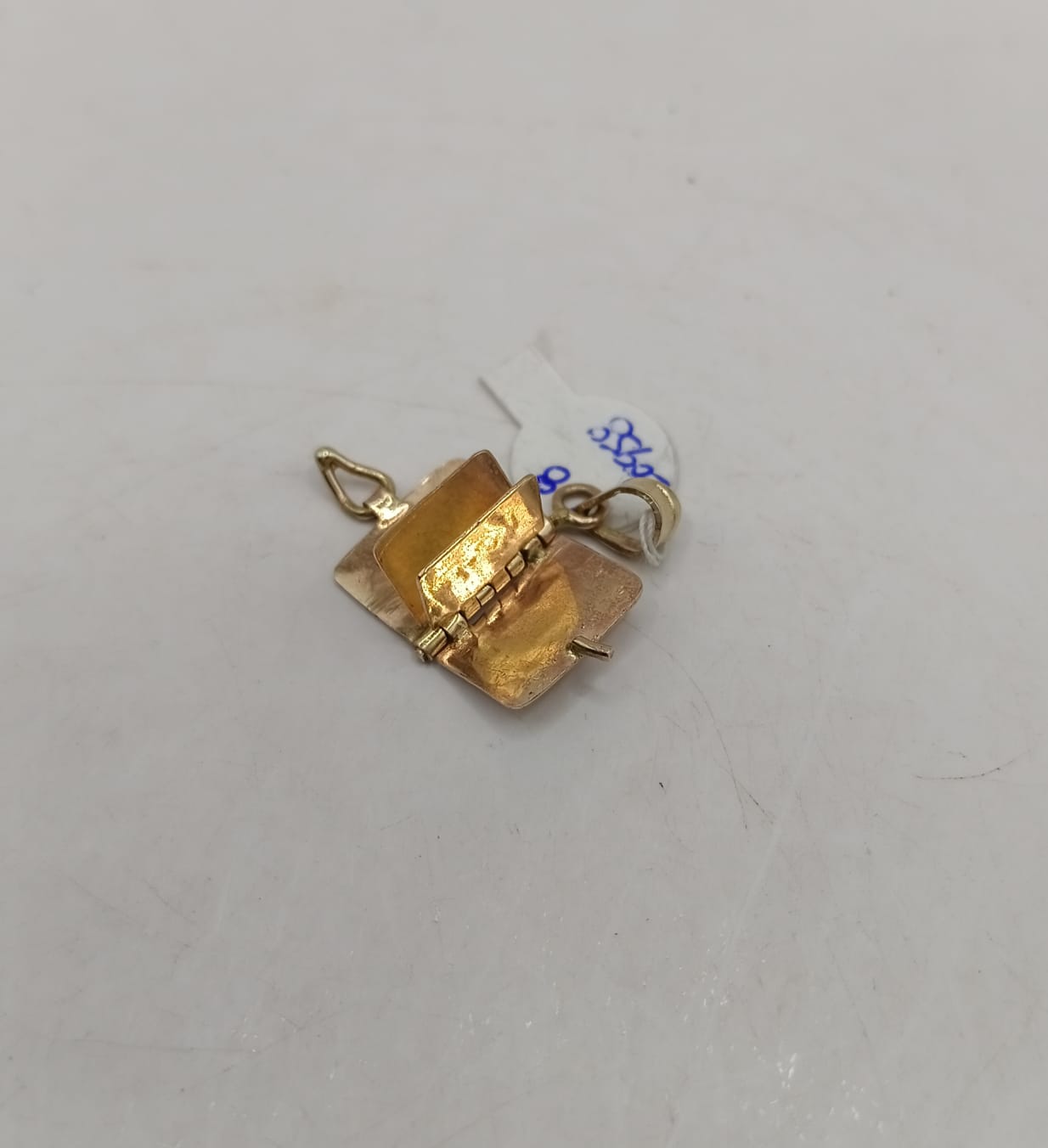 Dije de libro ORO 10k peso 1.8gr, usado