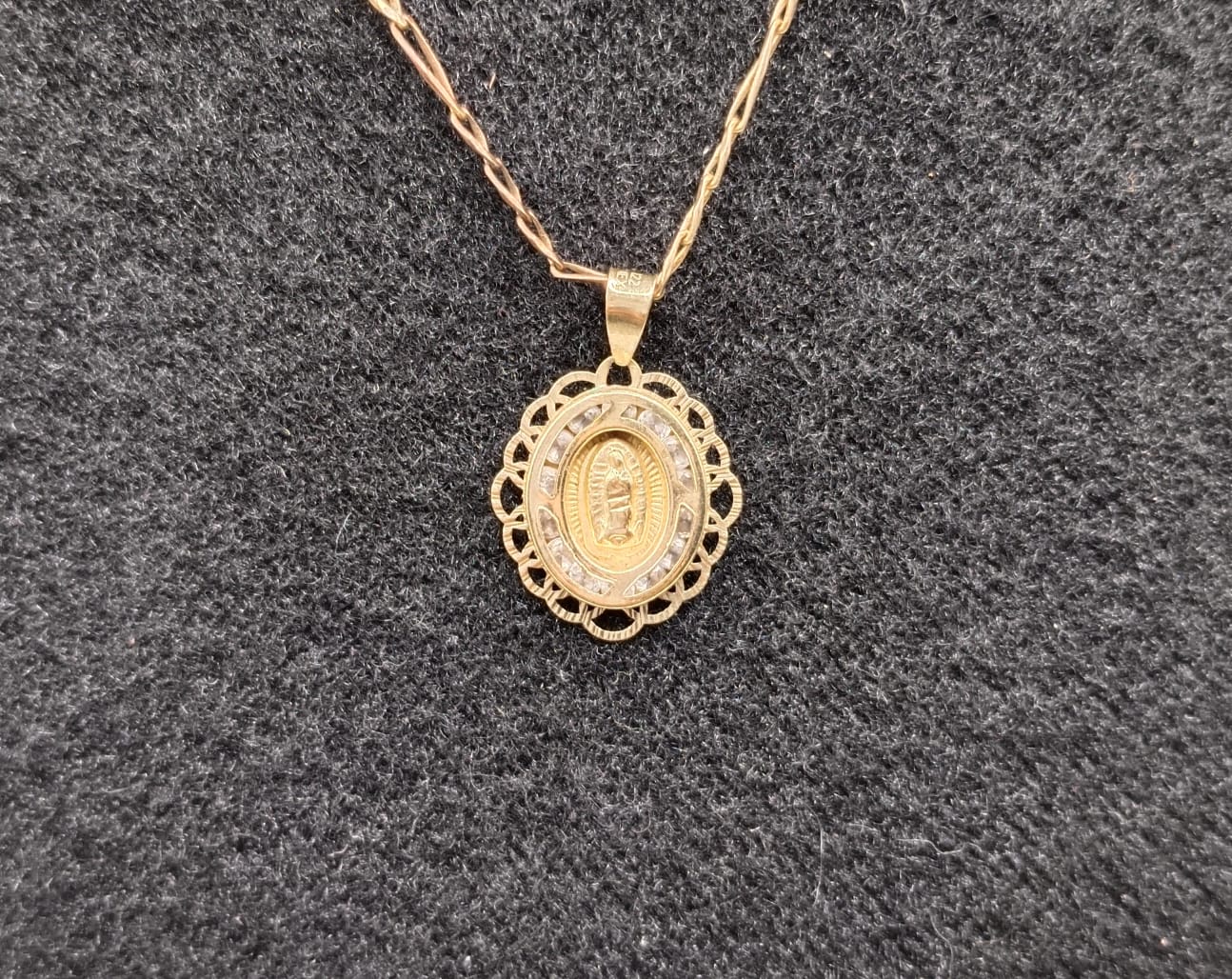 Cadena con dije de virgen ORO 10k peso 4gr, usado