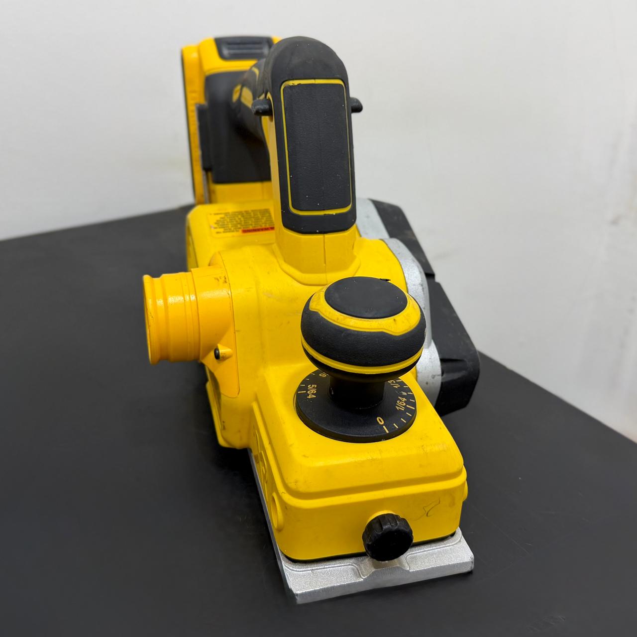 🛠️ Cepillo DEWALT con Cargador y 1 Batería Incluidos 🔋