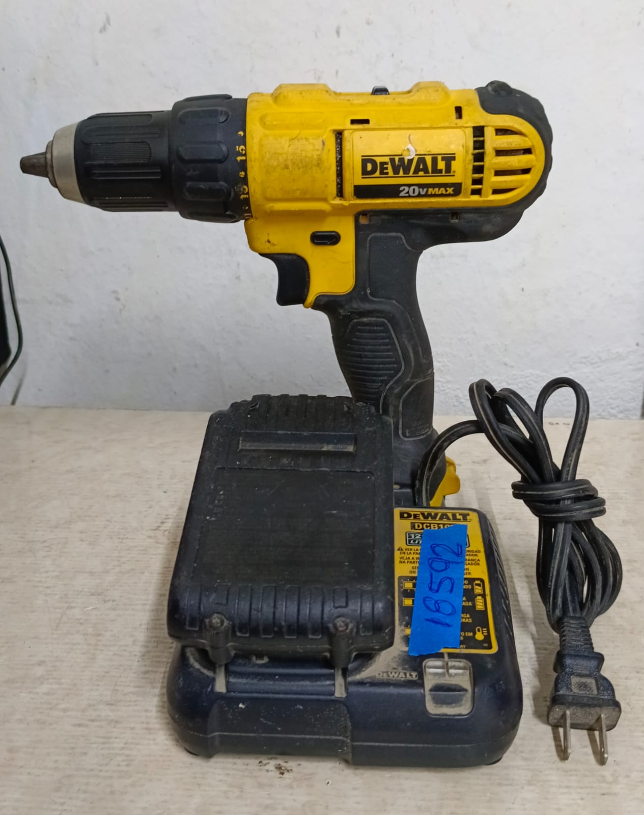 Taladro inalambrico DEWALT dcd771 con cargador y dos baterias, usado