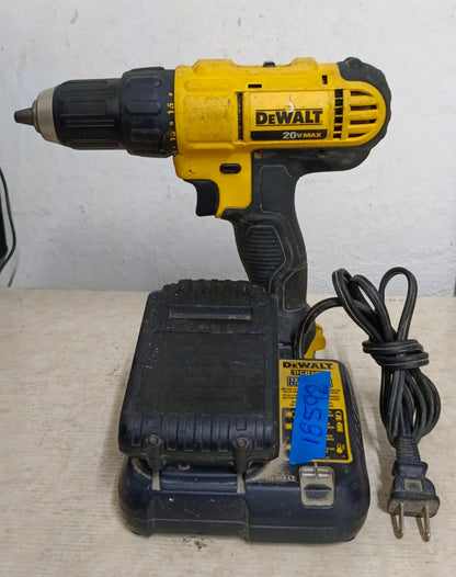 Taladro inalambrico DEWALT dcd771 con cargador y dos baterias, usado