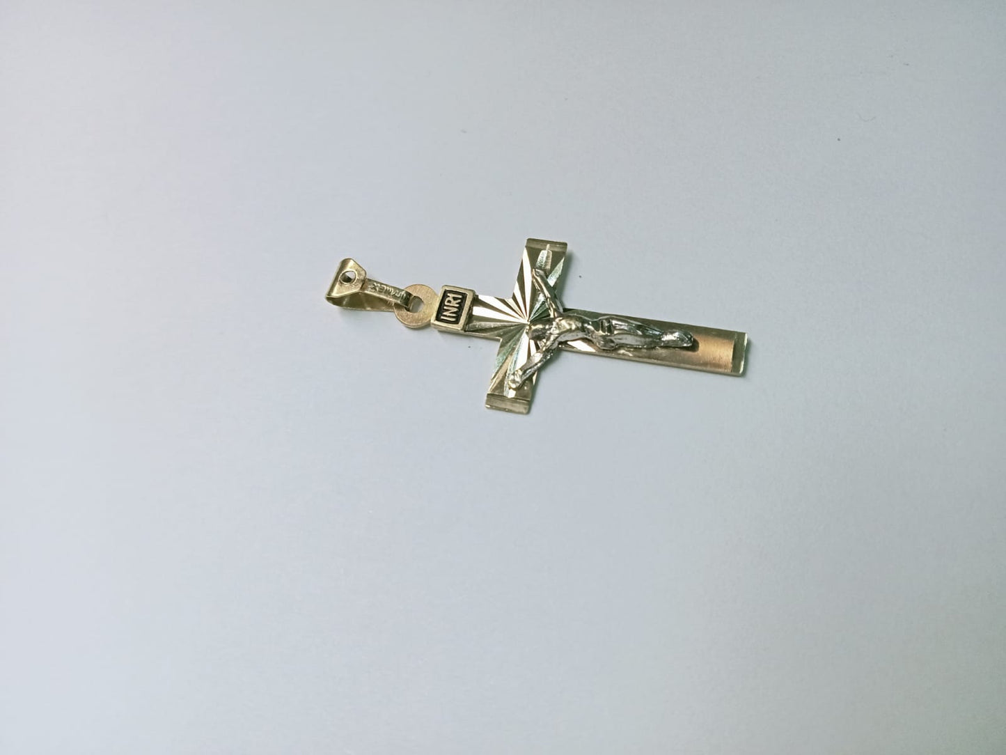 Dije de Oro 10K Diseño Cruz – Clásico y Elegante