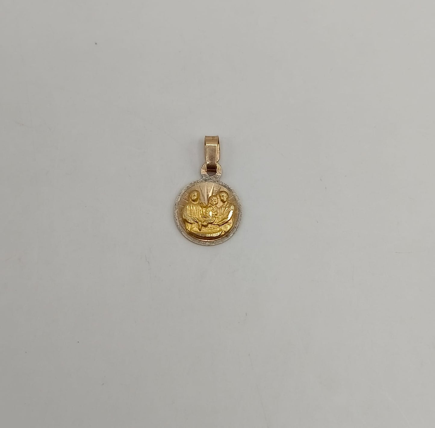 Medalla religiosa oro 10K peso 1gr, usado