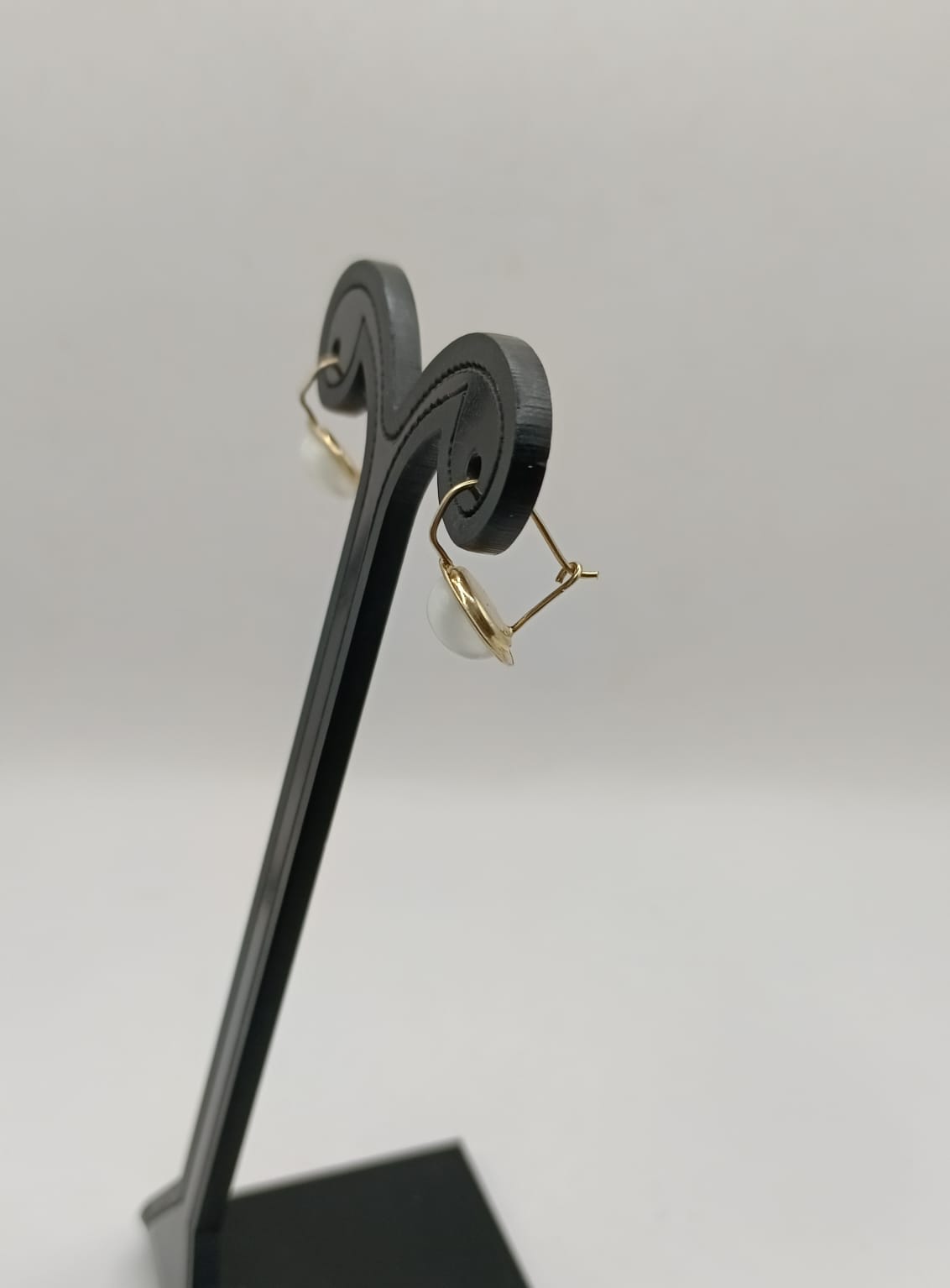 Aretes sintetico blanco ORO 10k peso 1.9gr, usado