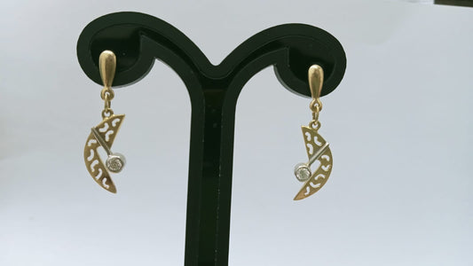 Par de Aretes de Oro Diseño Colgante Luna con Piedra Sintética – Delicadeza y Estilo
