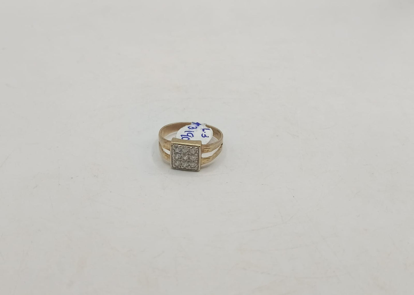 Anillo cuadro con sintetico ORO 10k peso 2.3gr, usado