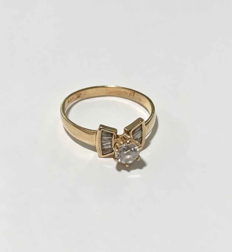 Oro anillo de moño 10k 1.4g