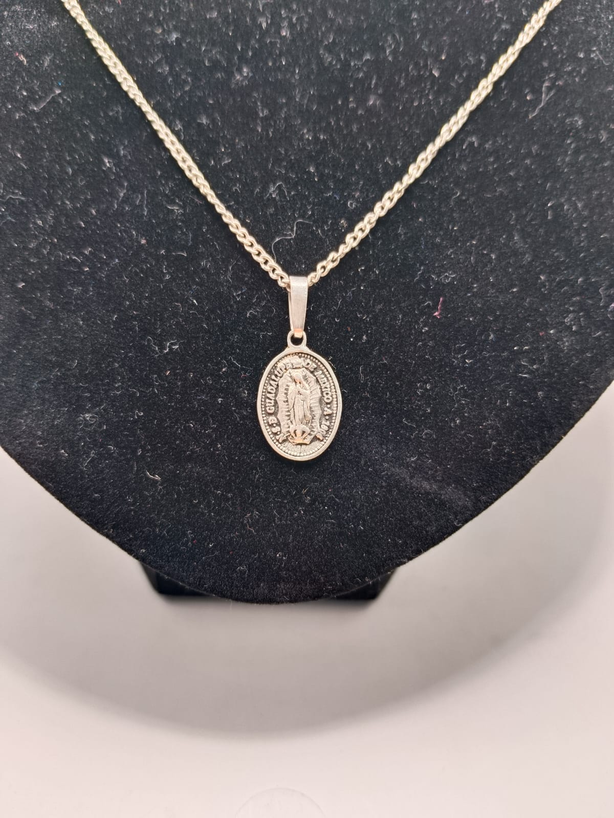 Collar con dije de virgen PLATA 925 peso 6gr, usado