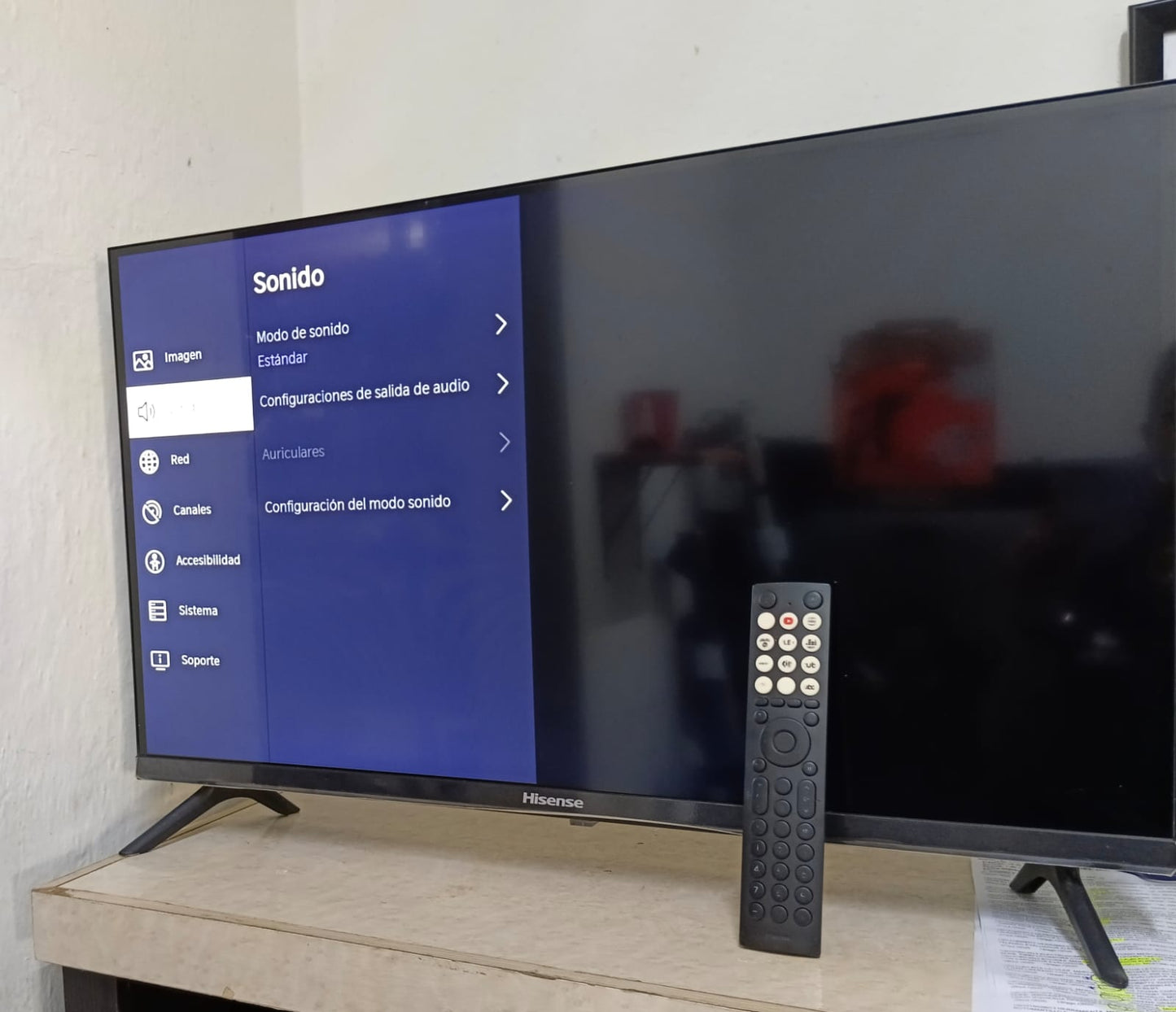 Pantalla Hisense 32 pulgadas con control, usado