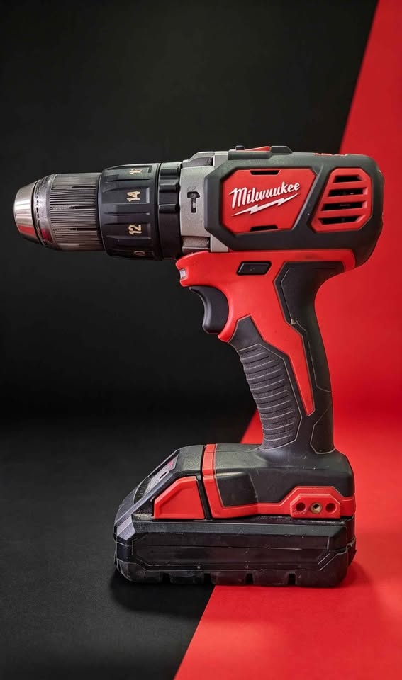 TALADRO MILWAUKEE CON 1 BATERIA Y CARGADOR