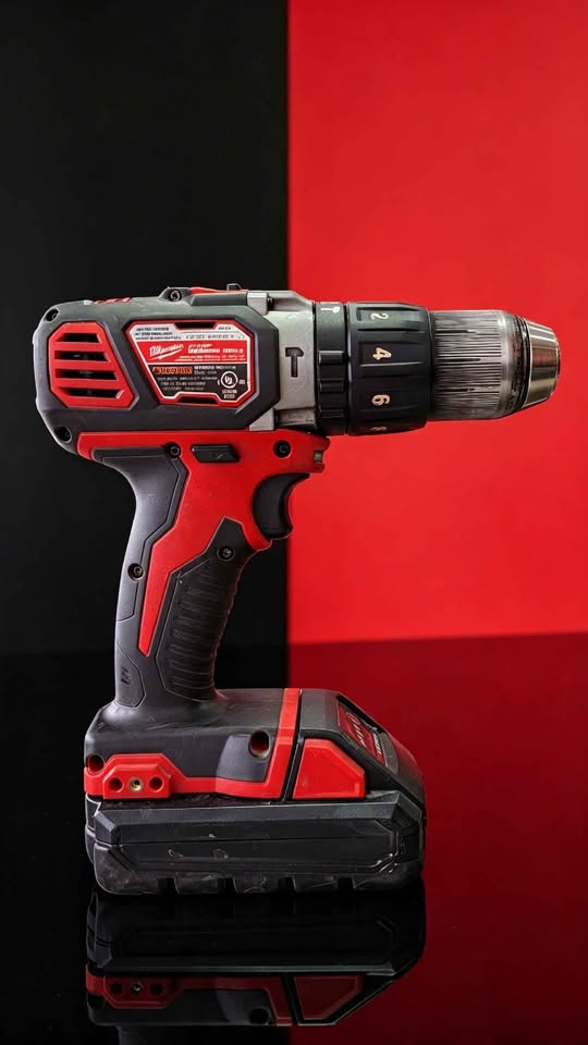 TALADRO MILWAUKEE CON 1 BATERIA Y CARGADOR