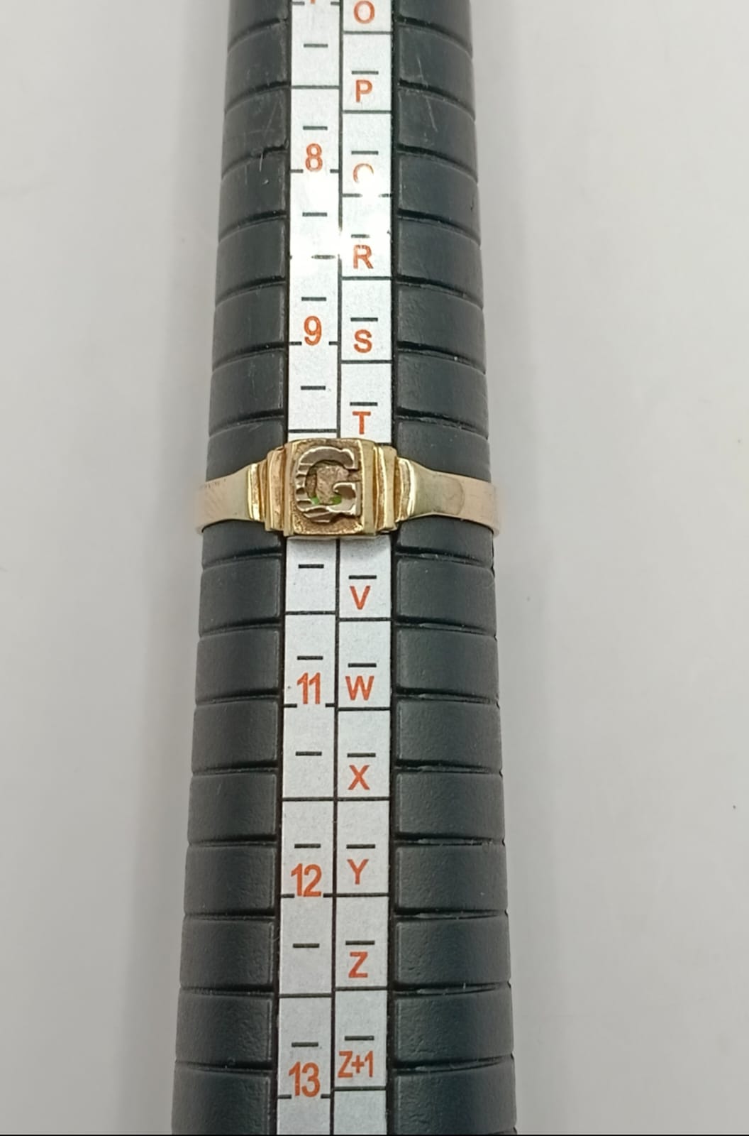 Anillo con letra G ORO 10K peso 1.6gr, usado