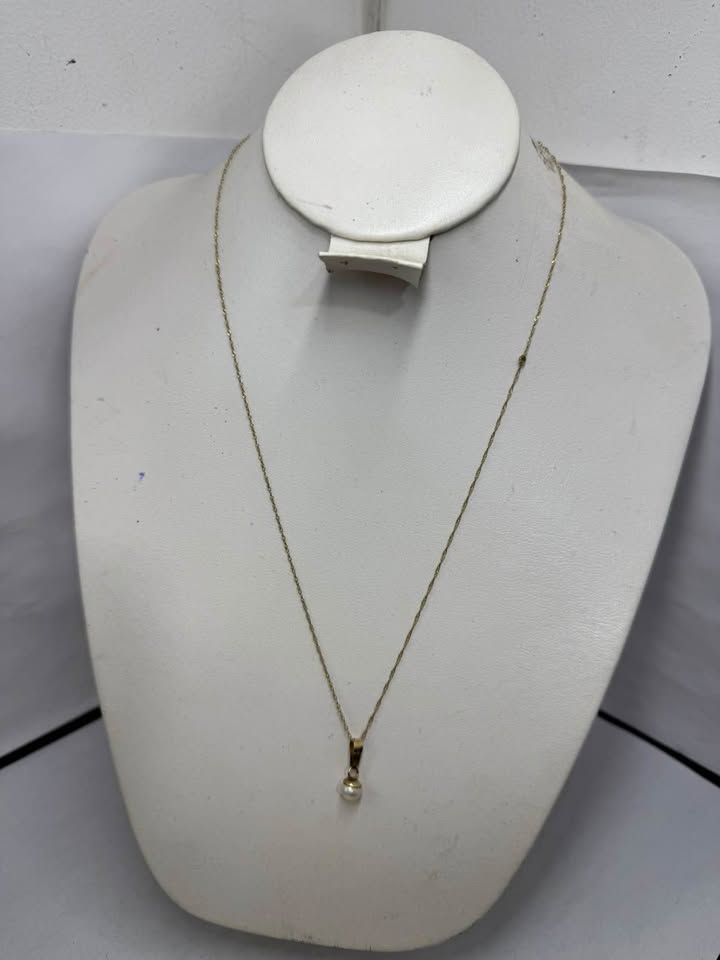 Cadena con dije de perla 0.7gr/10k-Usado