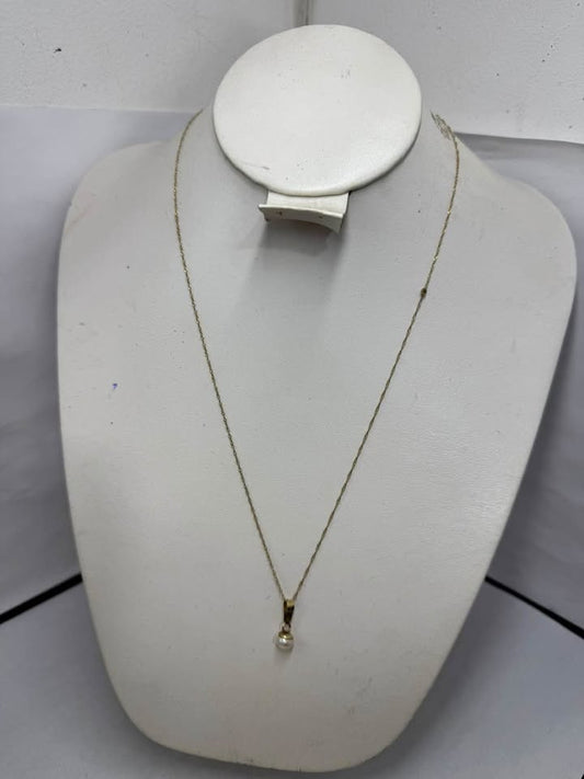 Cadena con dije de perla 0.7gr/10k-Usado