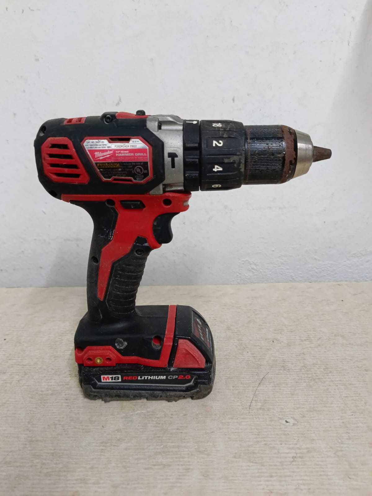 Taladro inalambrico MILWAUKEE hammer drill sin cargador, usado