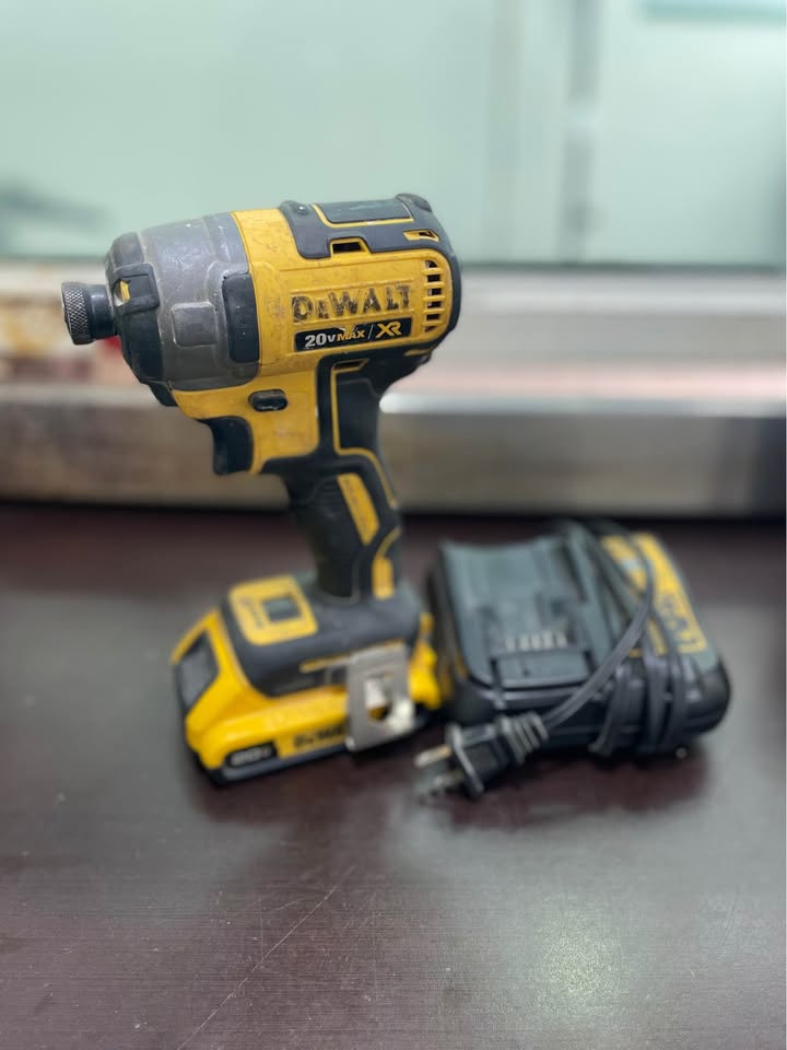 Atornillador de Impacto DeWalt Inalámbrico-USADO