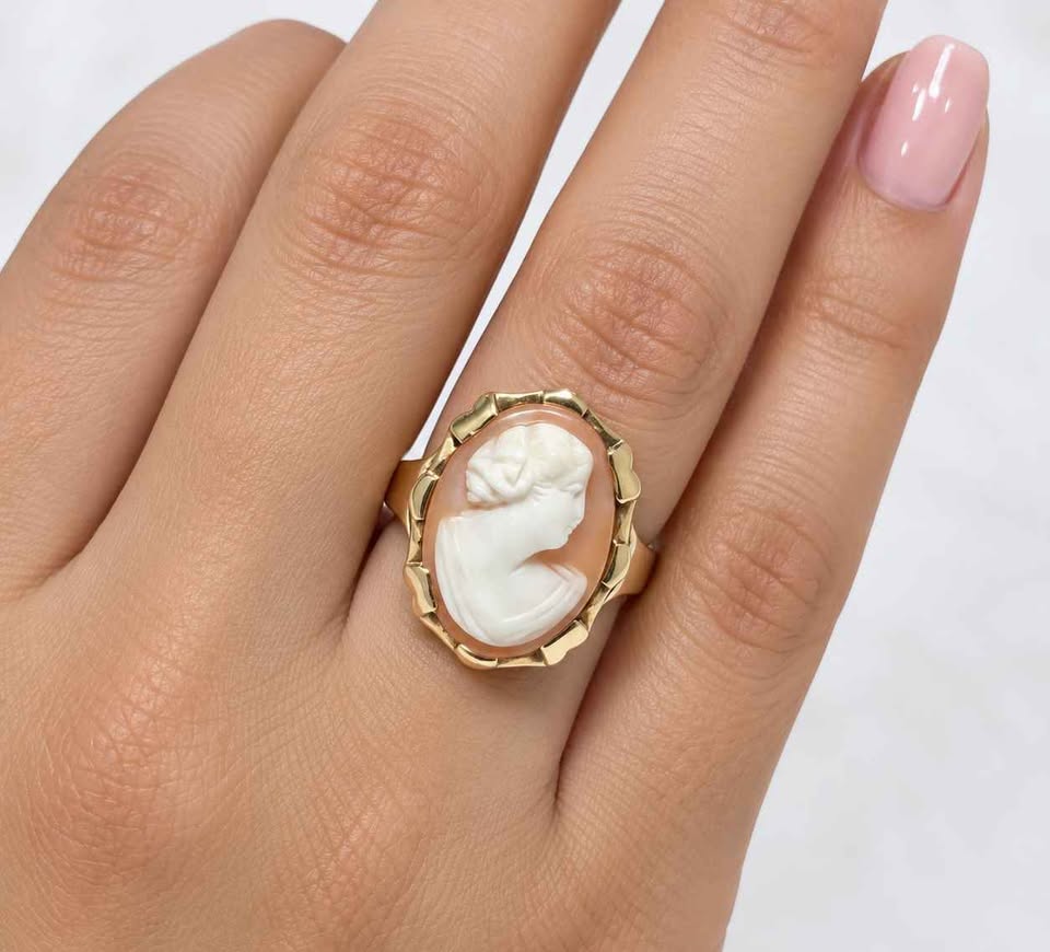 Oro anillo con piedra grande 10k 2.3g