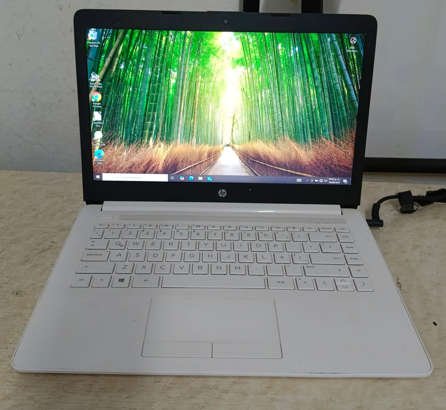 Laptop HP amd a4 57gb 4ram ssd con cargador, usado
