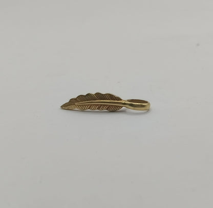 Dije de Pluma ORO 14k peso 1.5, usado