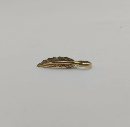 Dije de Pluma ORO 14k peso 1.5, usado