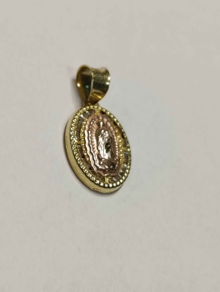 Oro medalla religiosa 10k 0.2g largo 1.5cm ancho 1cm USADA