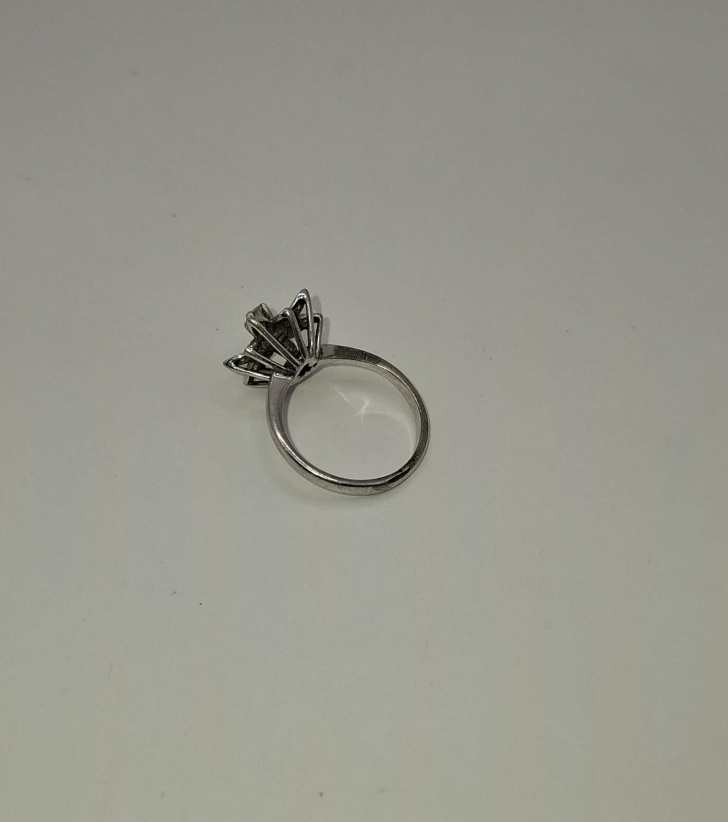 Anillo flor ORO blanco 10k peso 2gr, usado