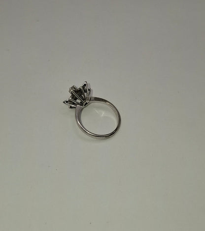 Anillo flor ORO blanco 10k peso 2gr, usado