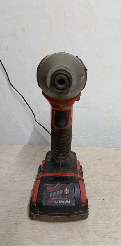 Atornillador Inalambrico MILWAUKEE 6233.35 con cargador y pila, usado