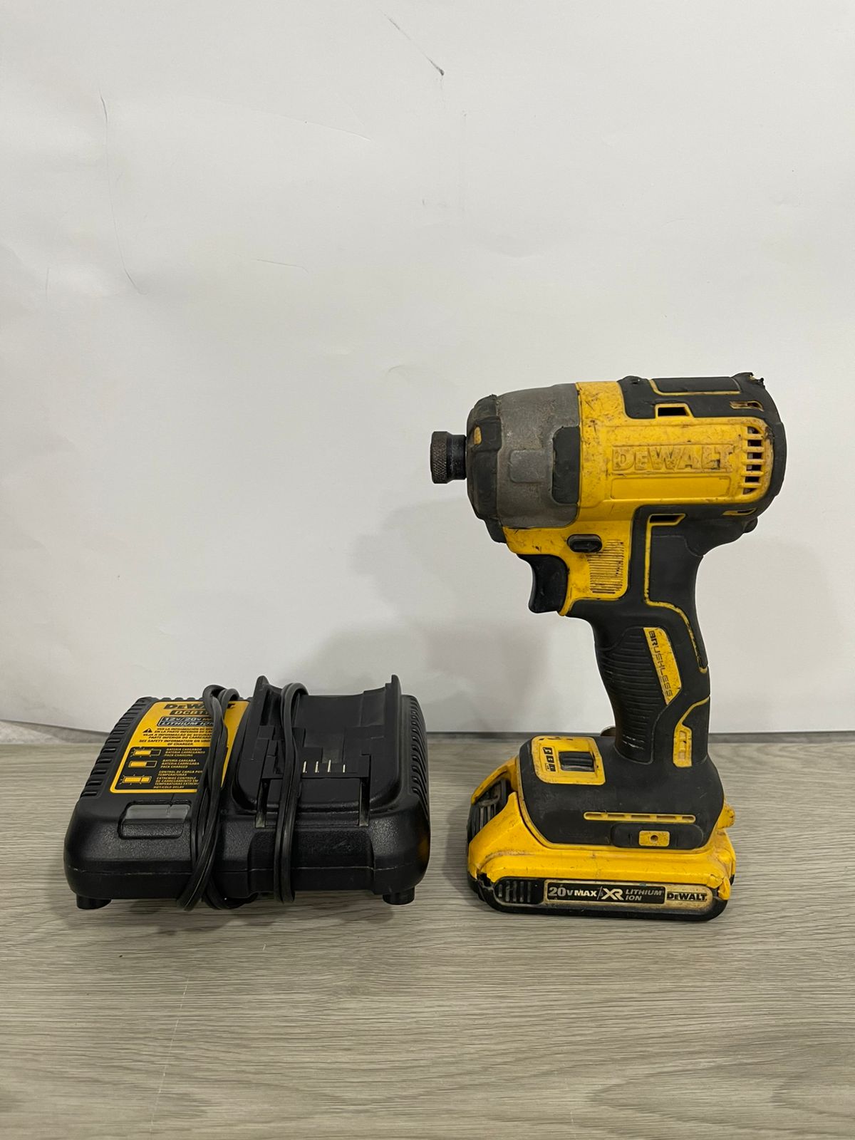 DEWALT driver de impacto de 20 V máximo, 1/4 pulgadas, batería y cargador incluidos (DCF787D1)