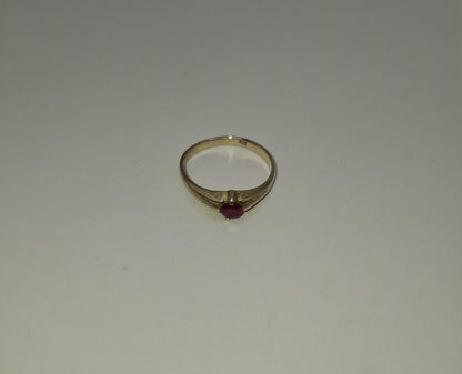 Anillo piedra roja ORO 10k peso 1.9gr, usado