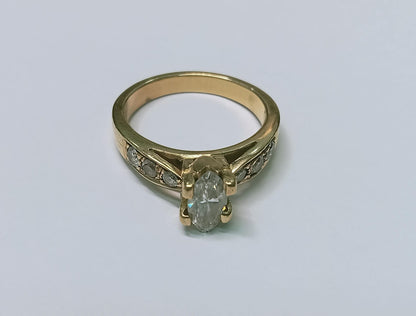 Anillo Solitario en Oro de 18k con Diamantes Laterales