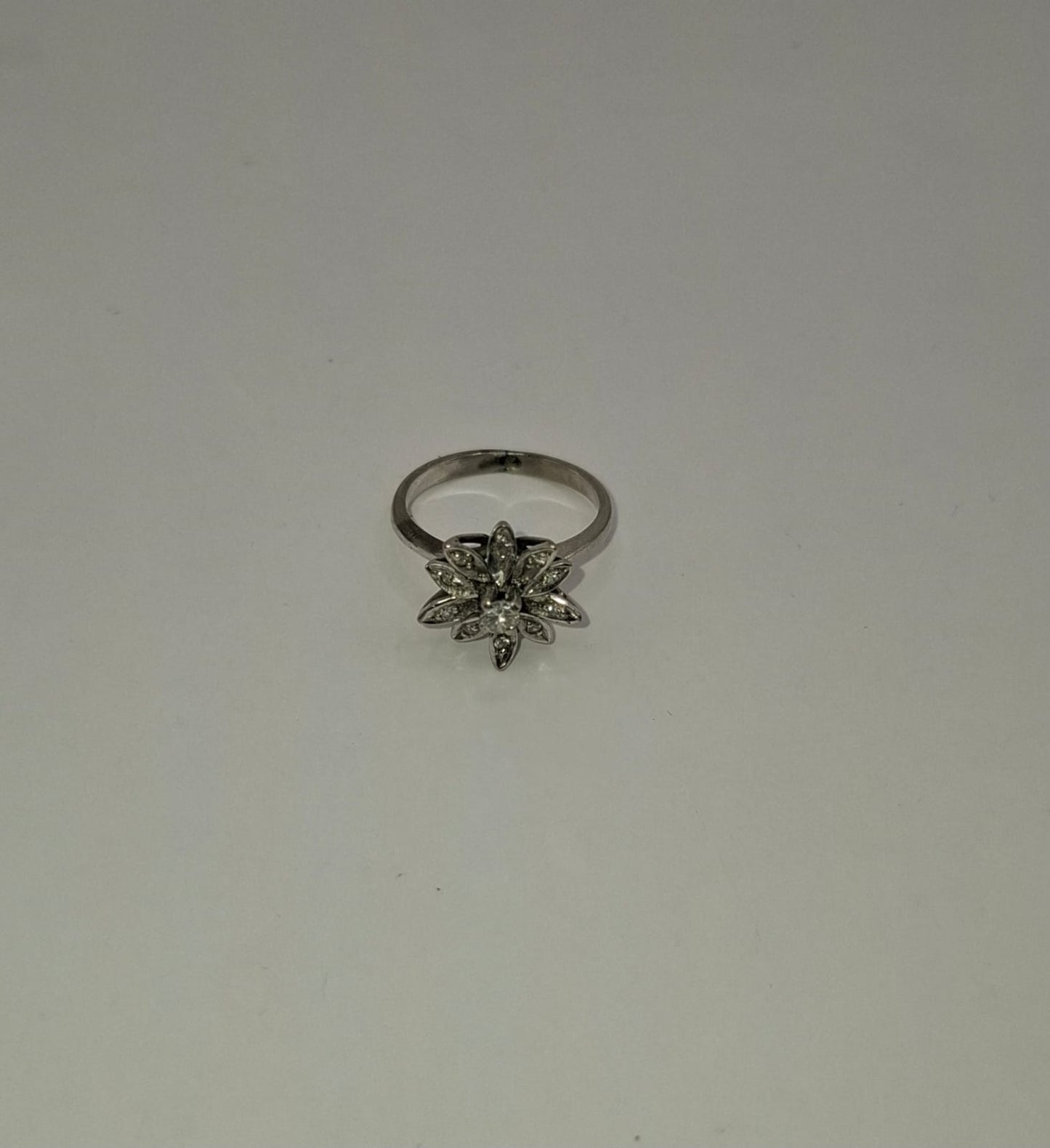 Anillo flor ORO blanco 10k peso 2gr, usado