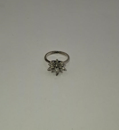Anillo flor ORO blanco 10k peso 2gr, usado