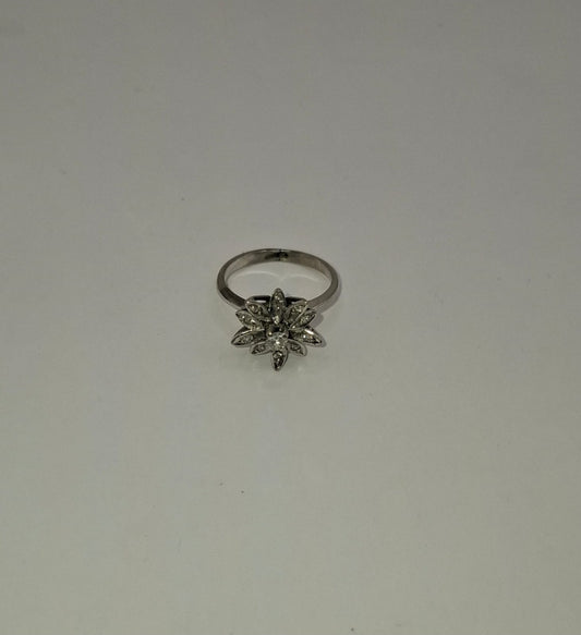 Anillo flor ORO blanco 10k peso 2gr, usado