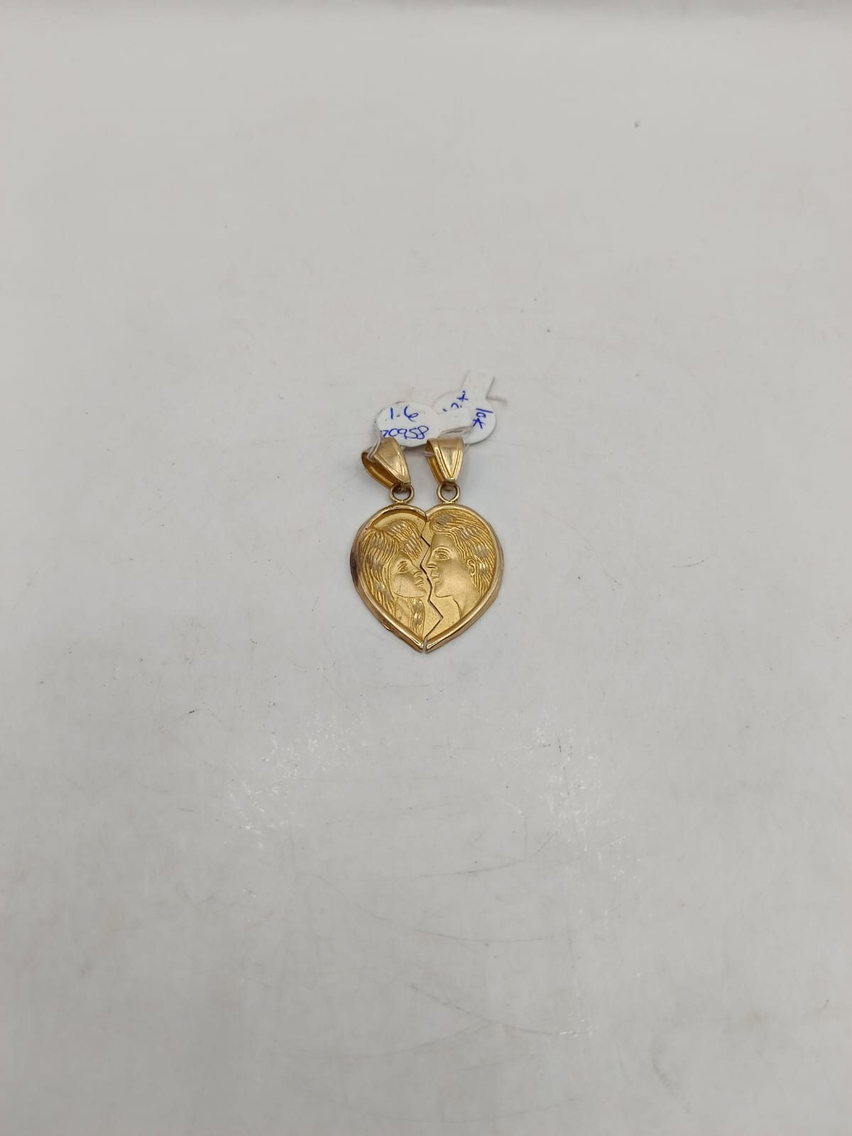 Dije de Corazon partido ORO 8k peso 3.2gr, usado