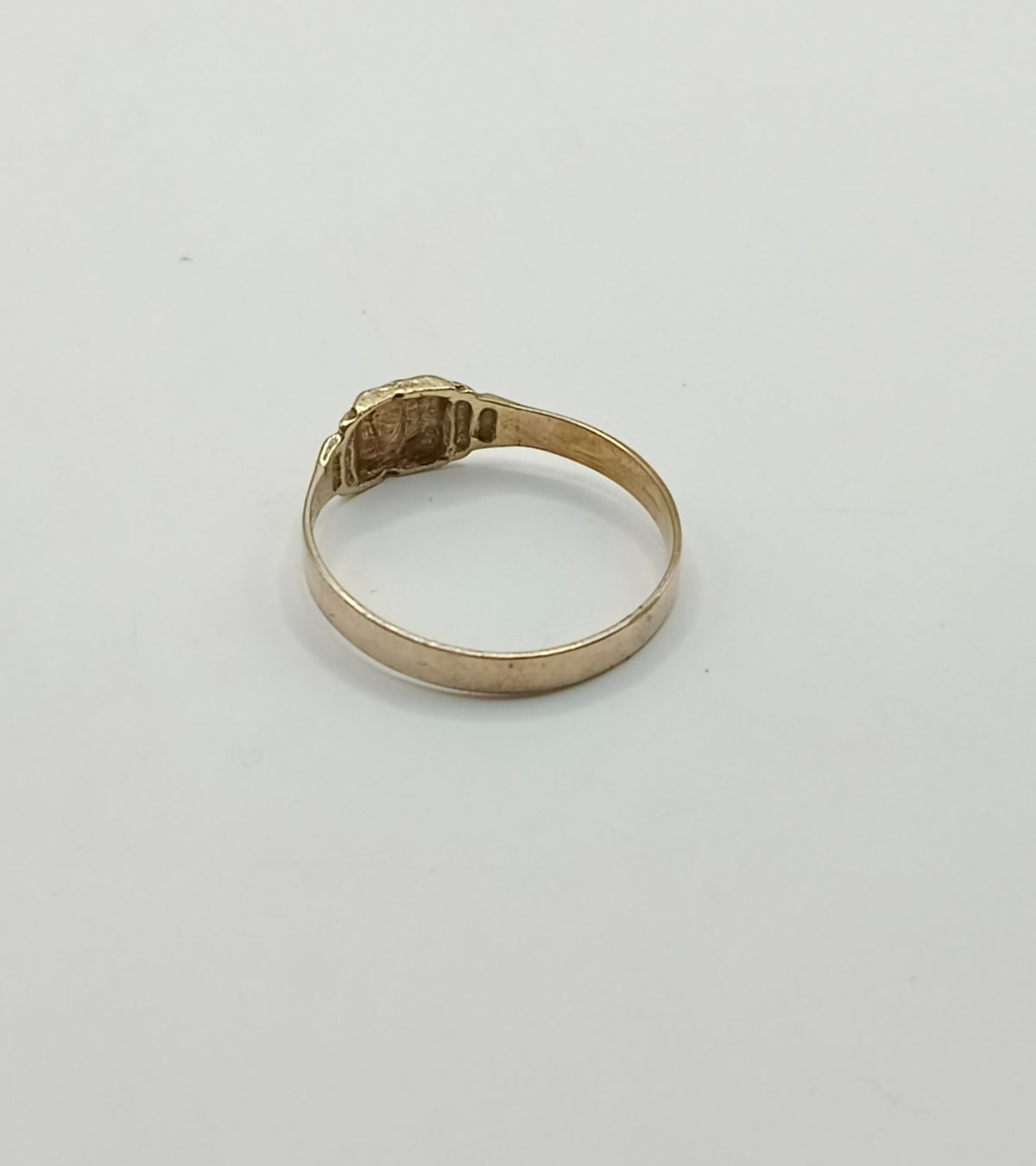 Anillo con letra G ORO 10K peso 1.6gr, usado