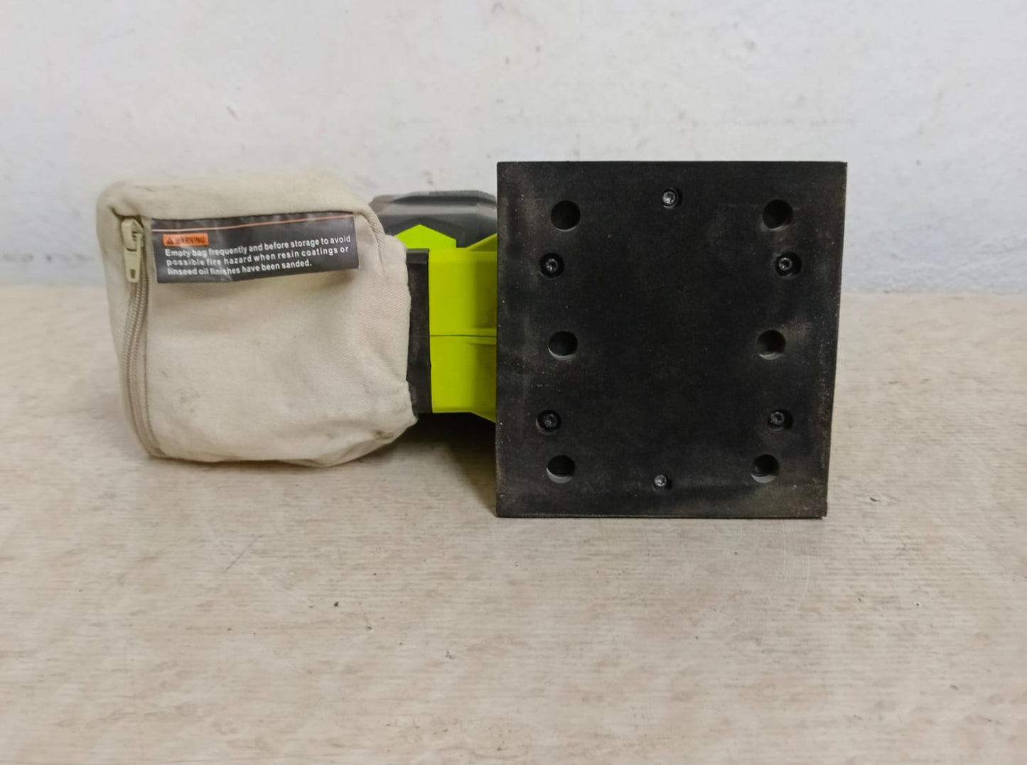 Lijadora inalambrica de acabado RYOBI p440, usado