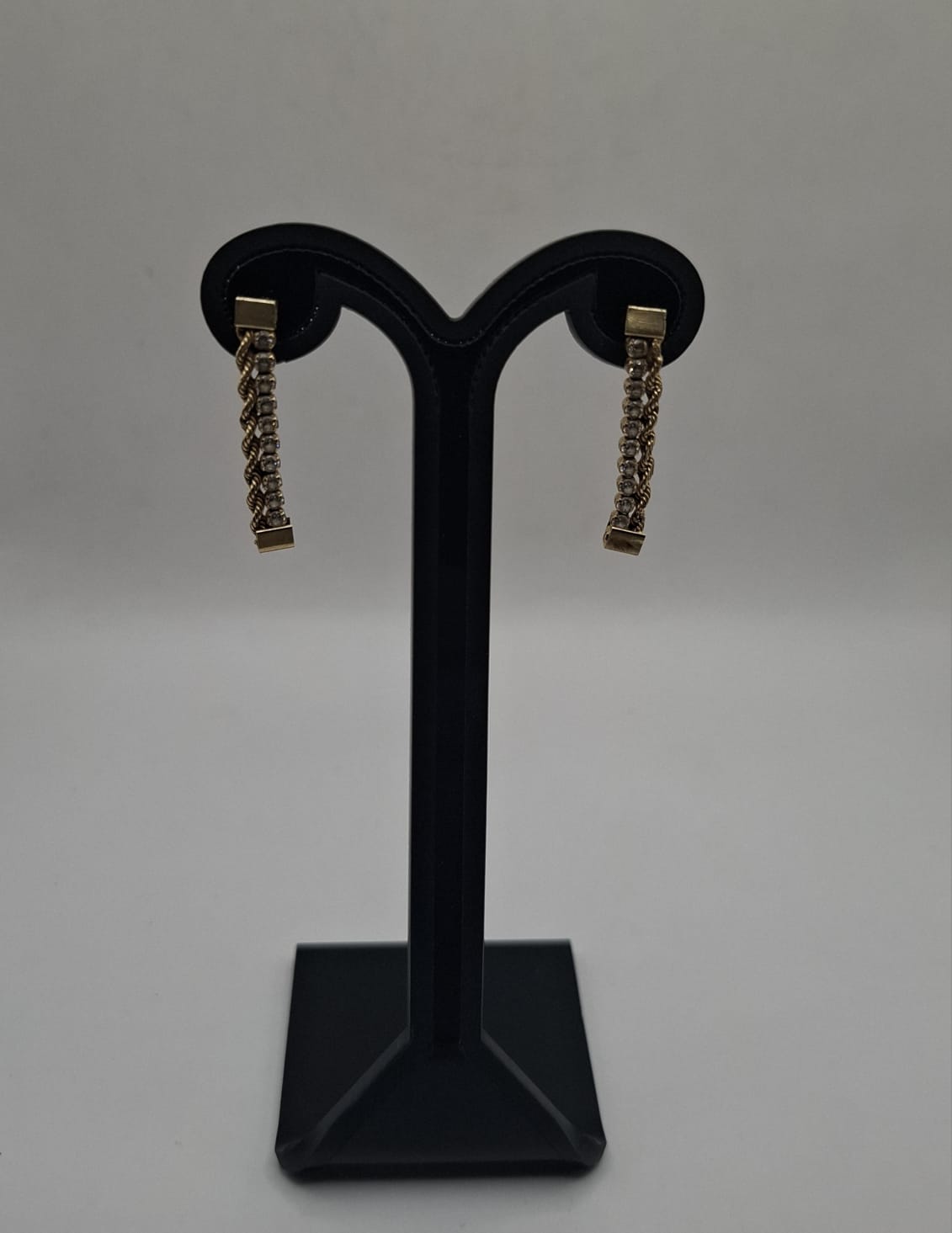 Aretes con sinteticos ORO 14k peso 1.8gr, usado