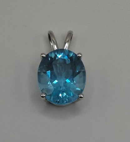 Dije sintetico azul ORO BLANCO 14k peso .8gr, usado