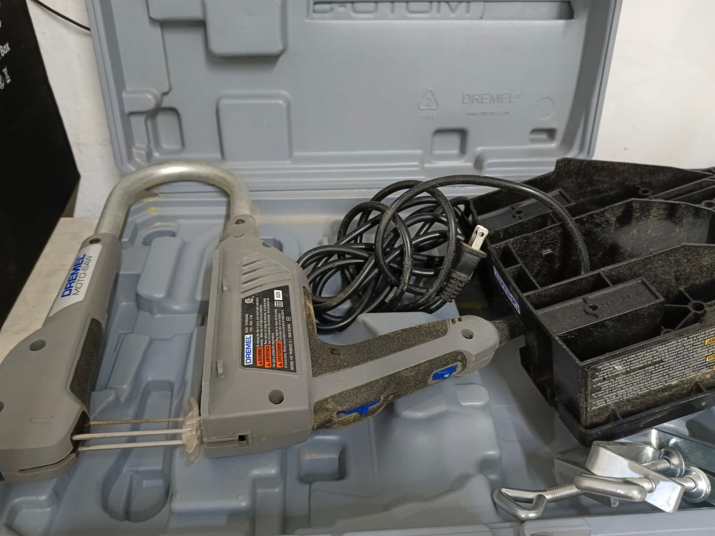 Sierra portatil DREMEL f03ms20 en estuche, usado