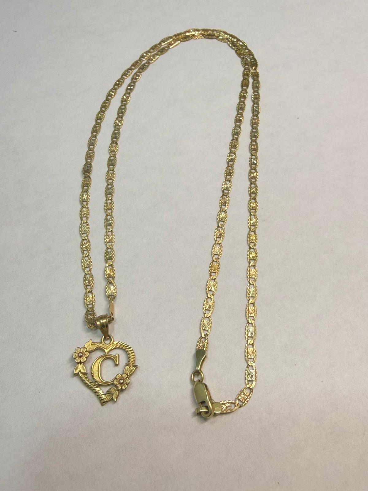 CADENA TIPO GUCCI CON DIJE INICIAL "C" EN ORO DE 10 K 5 GR 55 CM